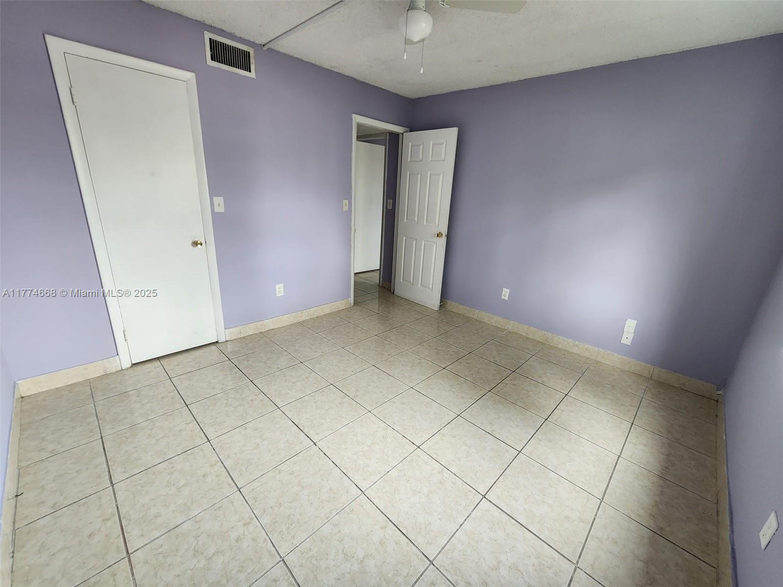 NARANJA LAKES CONDO NO 5 - Residential