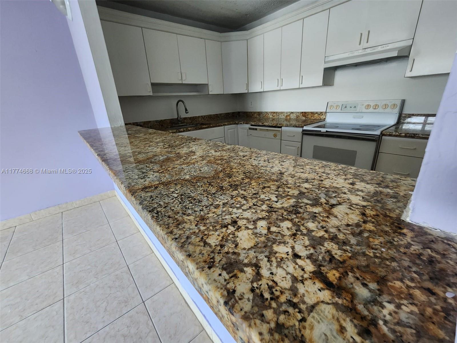 NARANJA LAKES CONDO NO 5 - Residential