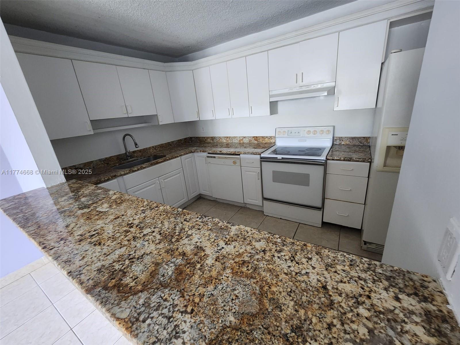 NARANJA LAKES CONDO NO 5 - Residential