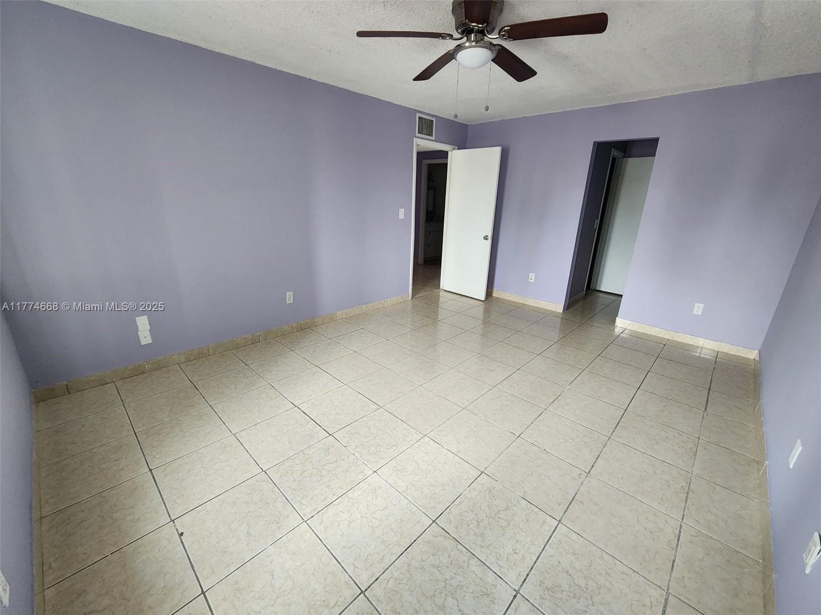 NARANJA LAKES CONDO NO 5 - Residential