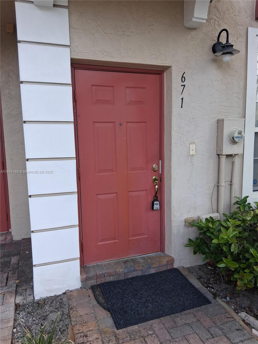 Beautiful 2 bed, 2 bath Townhouse featuring elegant wood floors. The open floor plan creates a seamless flow
throughout. Enjoy the refreshing swimming pool and take advantage of the convenience of an assigned parking
space. With abundant amenities and proximity to highways, hospitals, restaurants, and shopping, this rental is a
perfect blend of comfort and convenience.