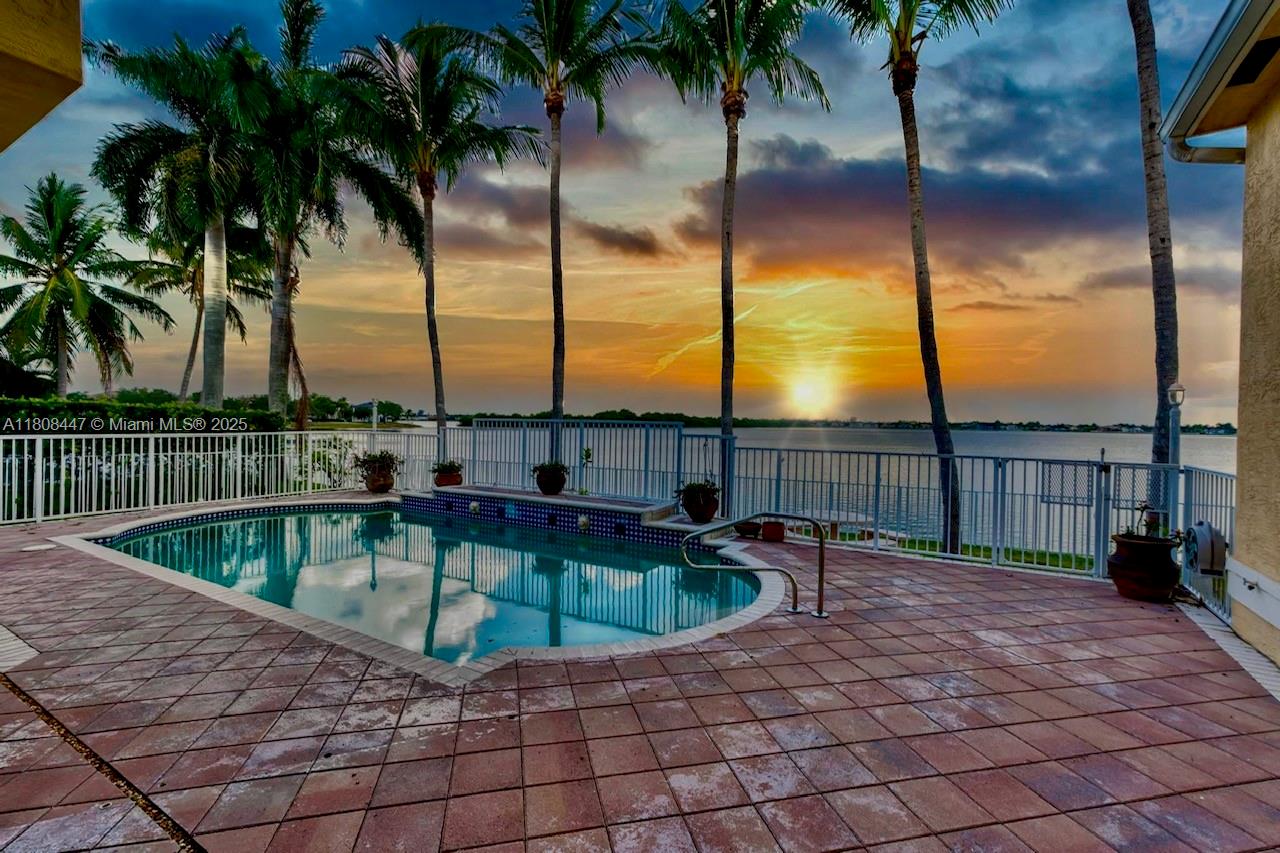 SUNSET LAKES PLAT THREE - Residential