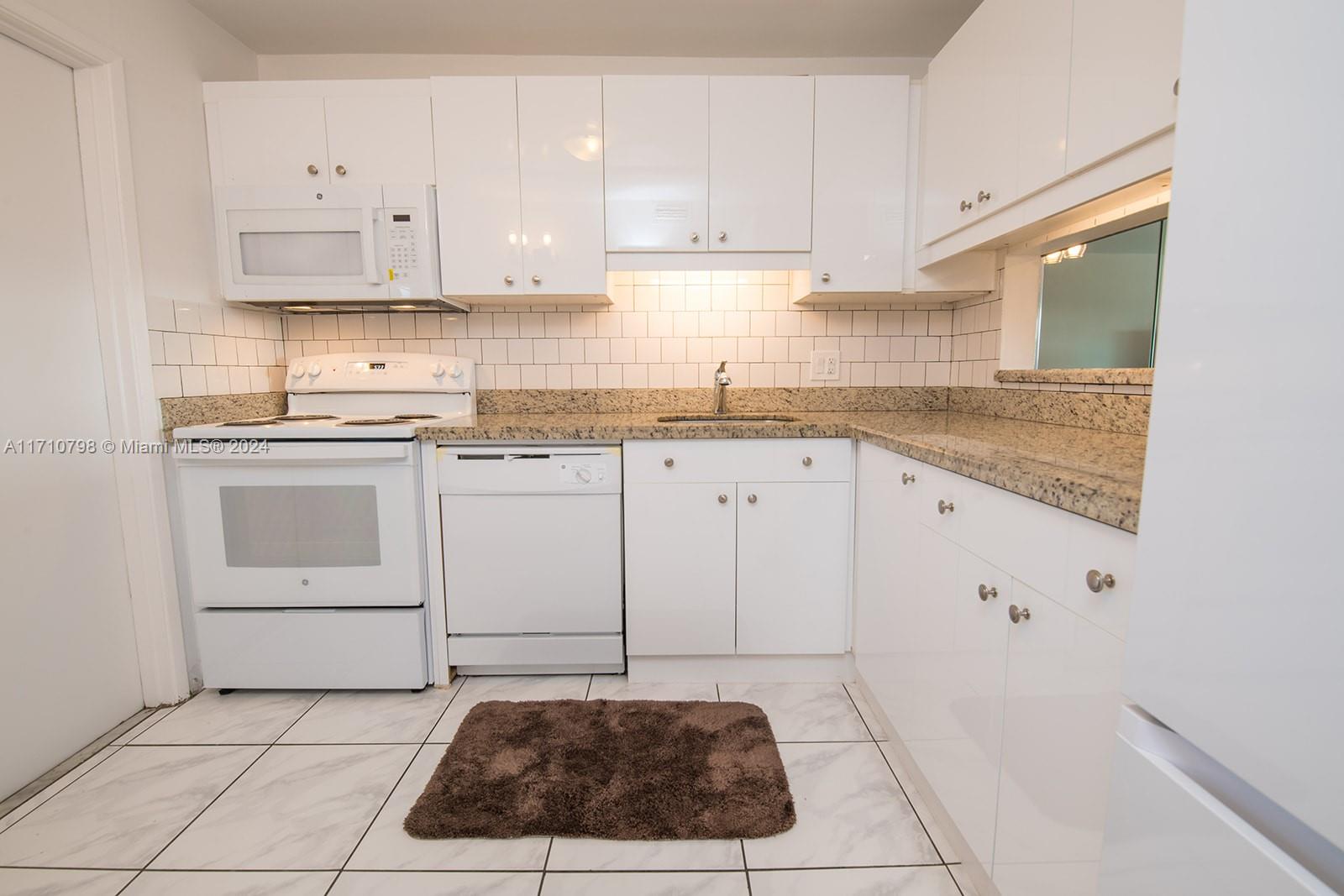 HILLCREST COUNTRY CLUB AP - Residential