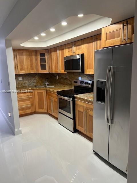 Great location for this 2 bedroom 2 baths condo. Unit is on the first floor with private patio. Updated apartment and in great conditions.