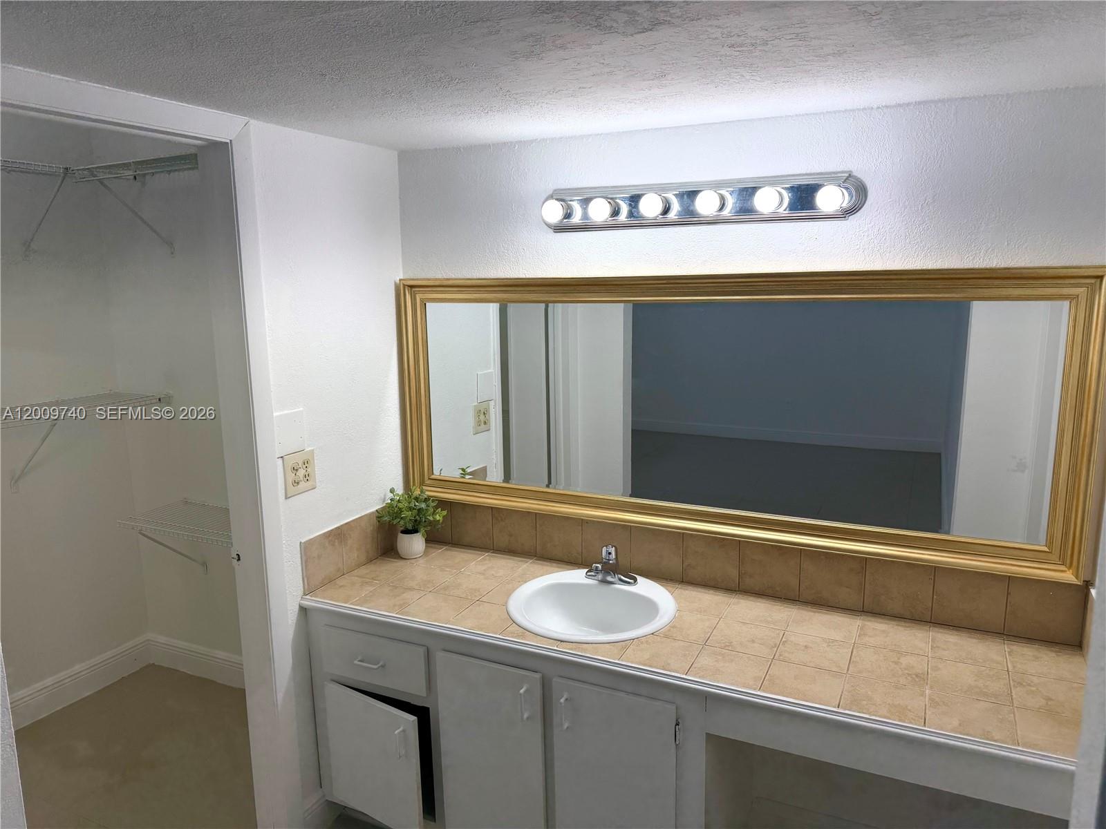 LA PLACIDA SECTION 1 COND - Residential