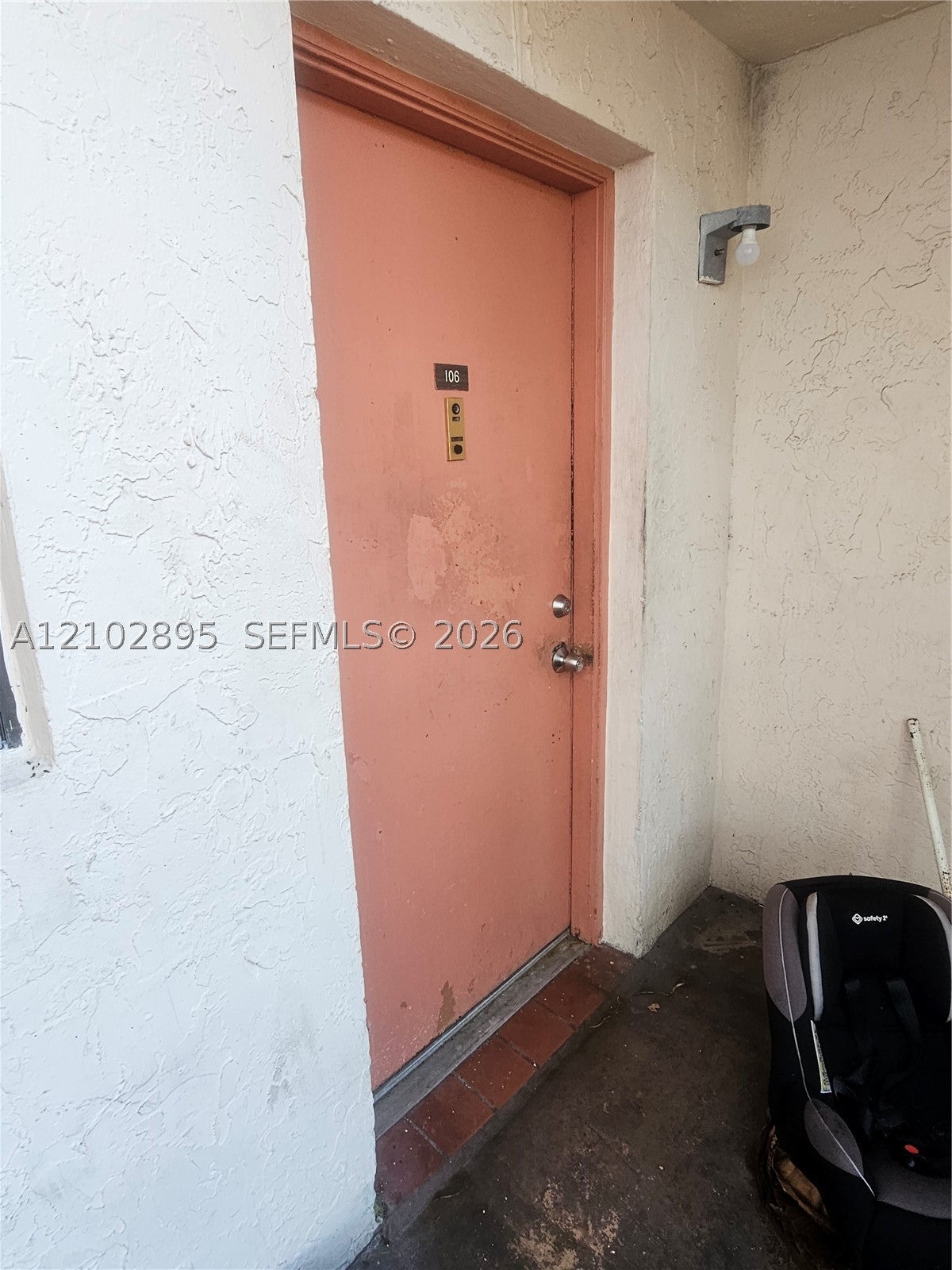 902 NE 209th St 106-40