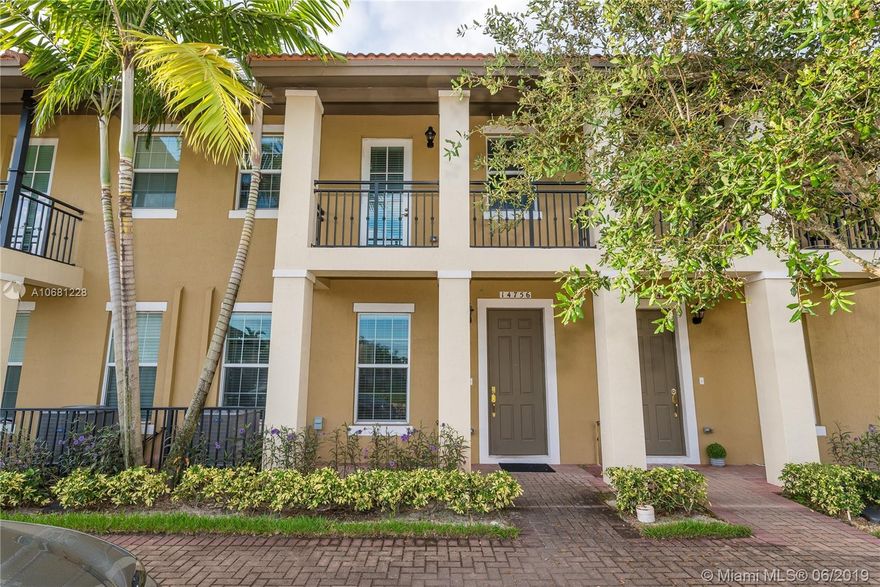 STUNNING 3BEDROOMS 3 BATHS & LOFT TOWNHOUSE (THE CYPRESS MODEL) FACING THE COMMUNITY PARK OF COBBLESTONE. PAVED ENTRANCE, TILE FLOORS ON THE FIRST FLOOR AND WOOD FLOOR IN THE STAIRS AND SECOND FLOOR. ONE BEDROOM ON THE FIRST FLOOR. KITCHEN FEATURES STAINLESS STEEL APPLIANCES, GRANITE COUNTERTOPS, AND WOOD CABINETRY. 2 CAR GARAGE.  GATED  COMMUNITY WITH AMENITIES INCLUDED. A+ SCHOOLS.