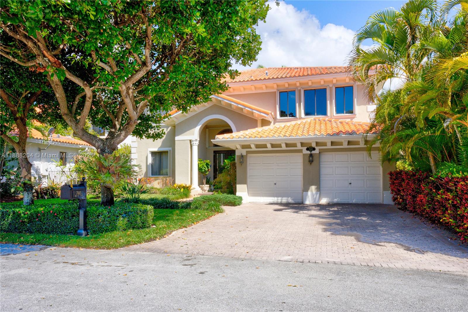 Discover top-tier resort-style living in the prestigious Cutler Cay community with this meticulously maintained 5-
bedroom, 4-bathroom residence. Spanning 3,945 sq. ft., this residence offers a harmonious blend of luxury,
comfort, and community. Key Features: Grand Entrance: Step into a welcoming foyer with soaring vaulted ceilings,
setting the tone for the home's spacious interiors. Gourmet Kitchen: Equipped with Stainless steel appliances,
granite countertops, and a central island, perfect for culinary enthusiasts. Master Suite Retreat: Overlooking a
serene garden, the expansive master suite boasts a walk-in closet and a luxurious en-suite bathroom. Elegant
Living Spaces: Open-concept design with elegant archways, and abundant natural light throughout.