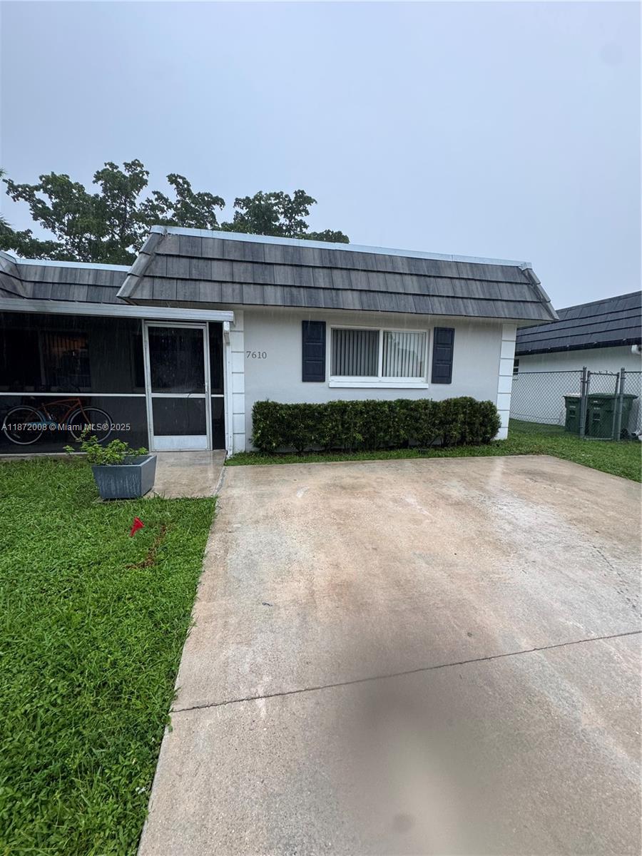 Apartment Duplex on the right site of the house. This unit is 2 bedrooms / 2 bathrooms, shower & tub combination. Unfurnished. Tiles throughout, freshly painted,. 2 parking spots , backyard for entertainment & relax. laundry on the site. . Very close to Hospital, cafes, restaurant. Fast approval.
