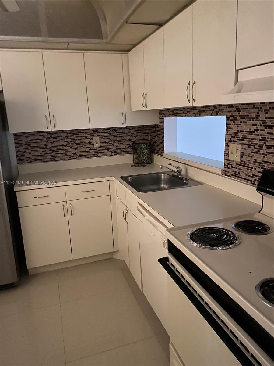 THE HORIZONS CONDO #4 - Residential Lease