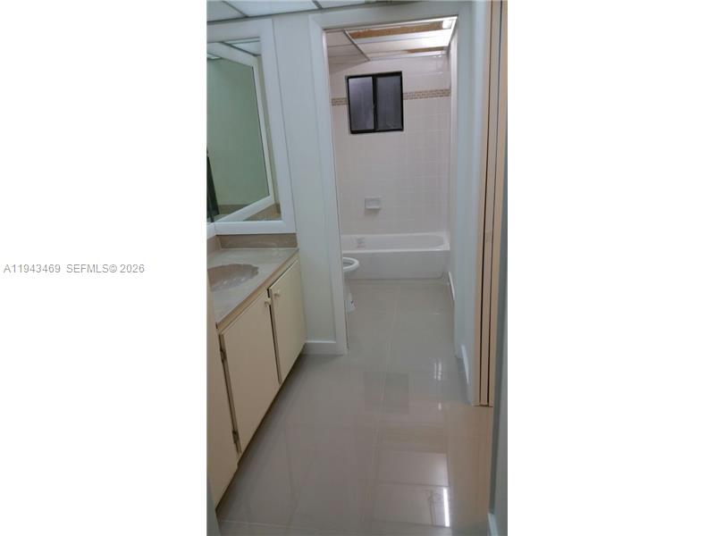 THE HORIZONS CONDO #4 - Residential Lease