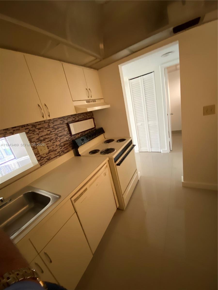 THE HORIZONS CONDO #4 - Residential Lease