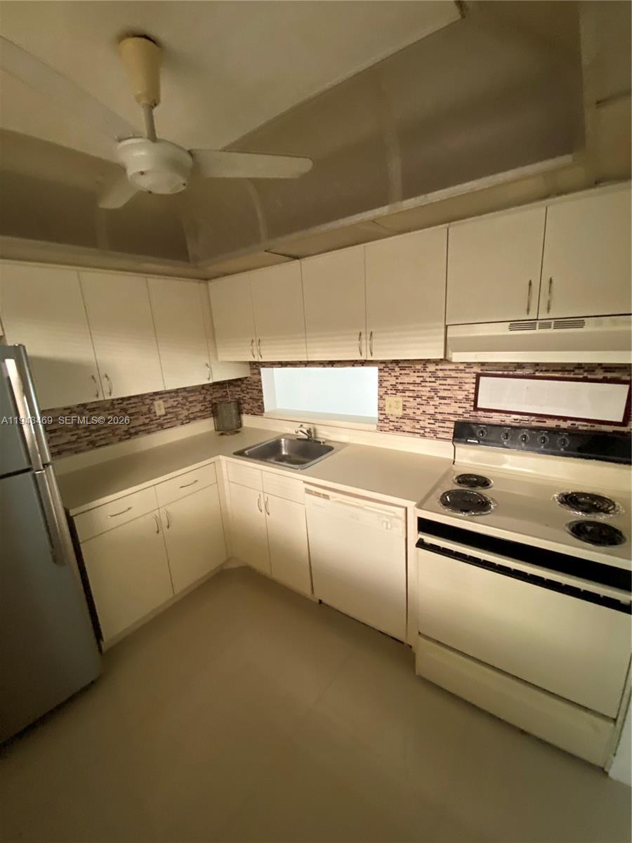 THE HORIZONS CONDO #4 - Residential Lease