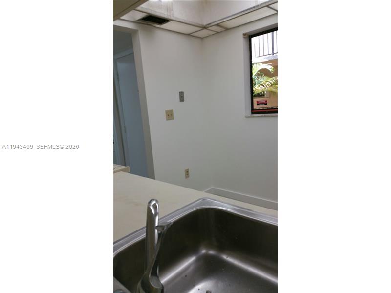 THE HORIZONS CONDO #4 - Residential Lease