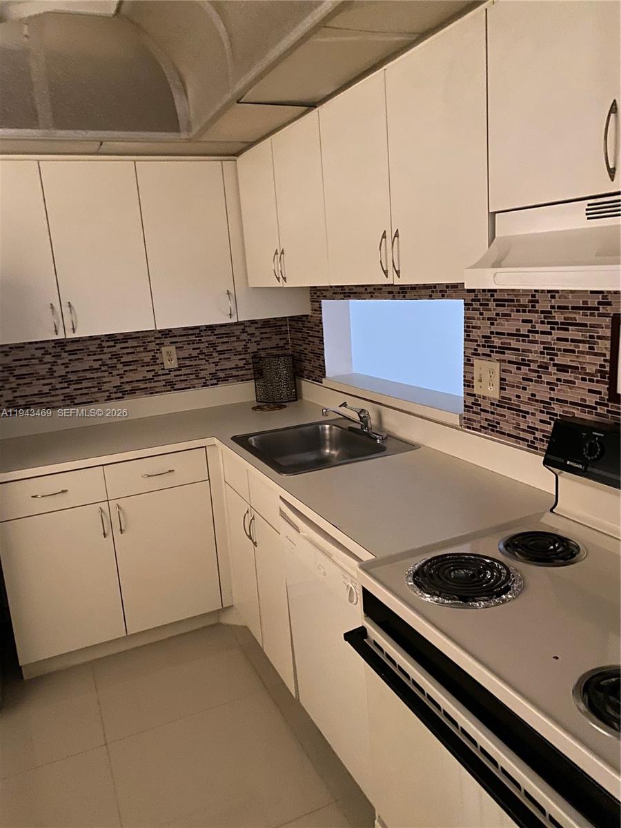 THE HORIZONS CONDO #4 - Residential Lease