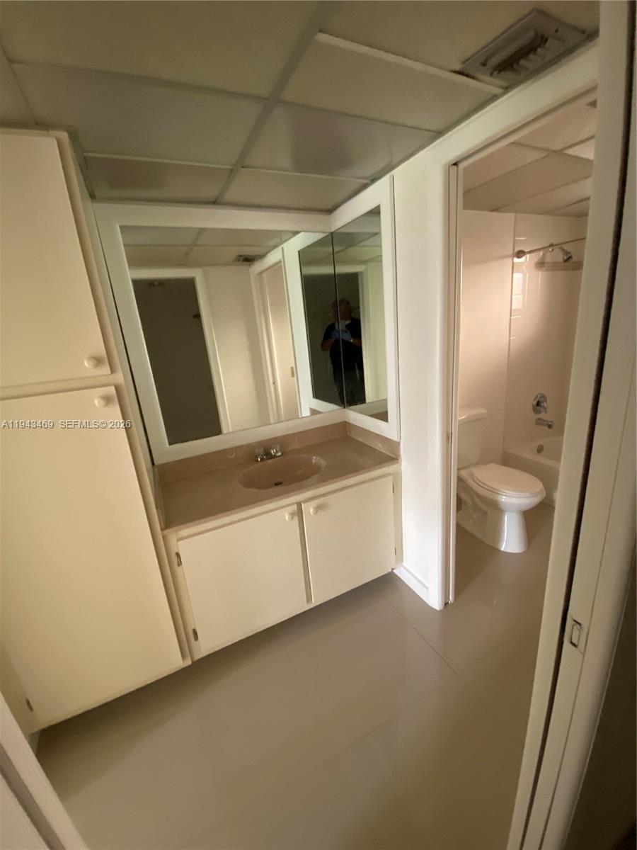 THE HORIZONS CONDO #4 - Residential Lease