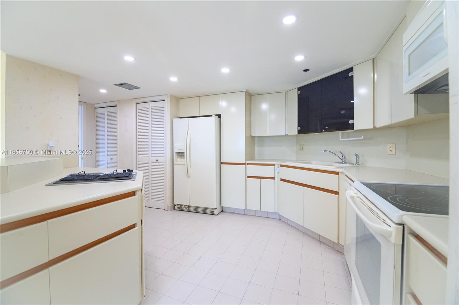 ANCHOR BAY CLUB CONDO - Residential Lease