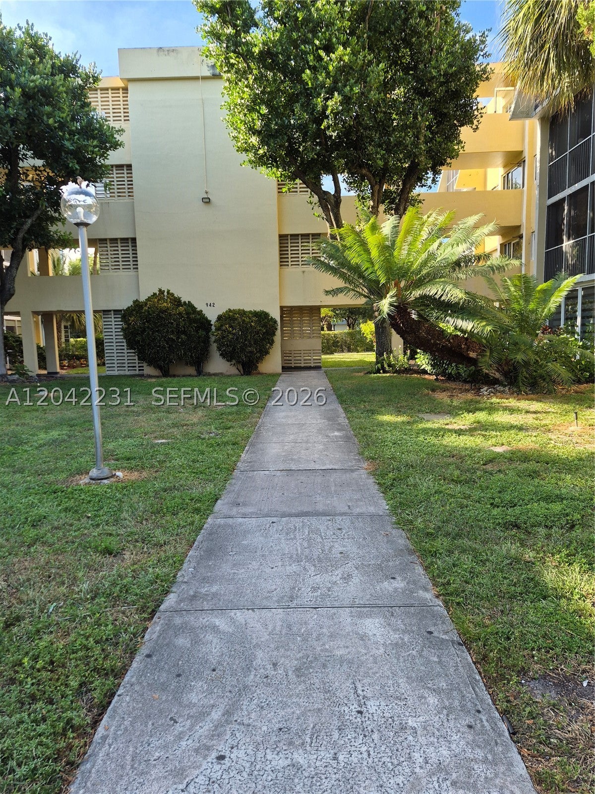 942 NE 199th St 4G
