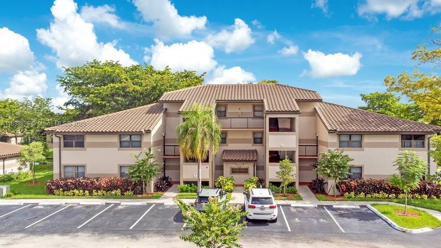 Totally Remodeled 2 Beds/2 Baths with a spectacular lake view at Villas de Venezia, corner third floor, vaulted high ceiling, resort style community with clubhouse, 2 pools, tennis court, fitness center, just 5 minutes to Sawgrass Mall and Sawgrass Expressway, unit have spacious bedrooms, laminate and tile floors, kitchen with stainless steels appliances, washer and dryer inside the unit. Private porch, assigned parking space and guests parking space just in front of the building. Investment opportunity, can rent immediately. Vacant easy to show. Building 15