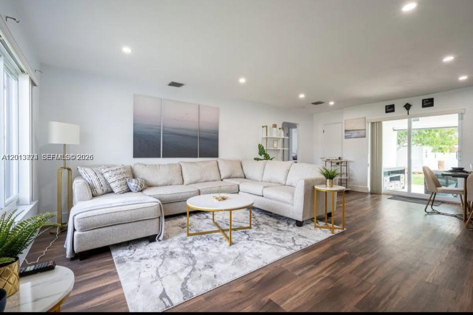 HOLLYWOOD PARK - Residential Lease