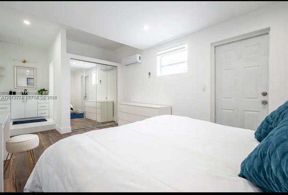 HOLLYWOOD PARK - Residential Lease