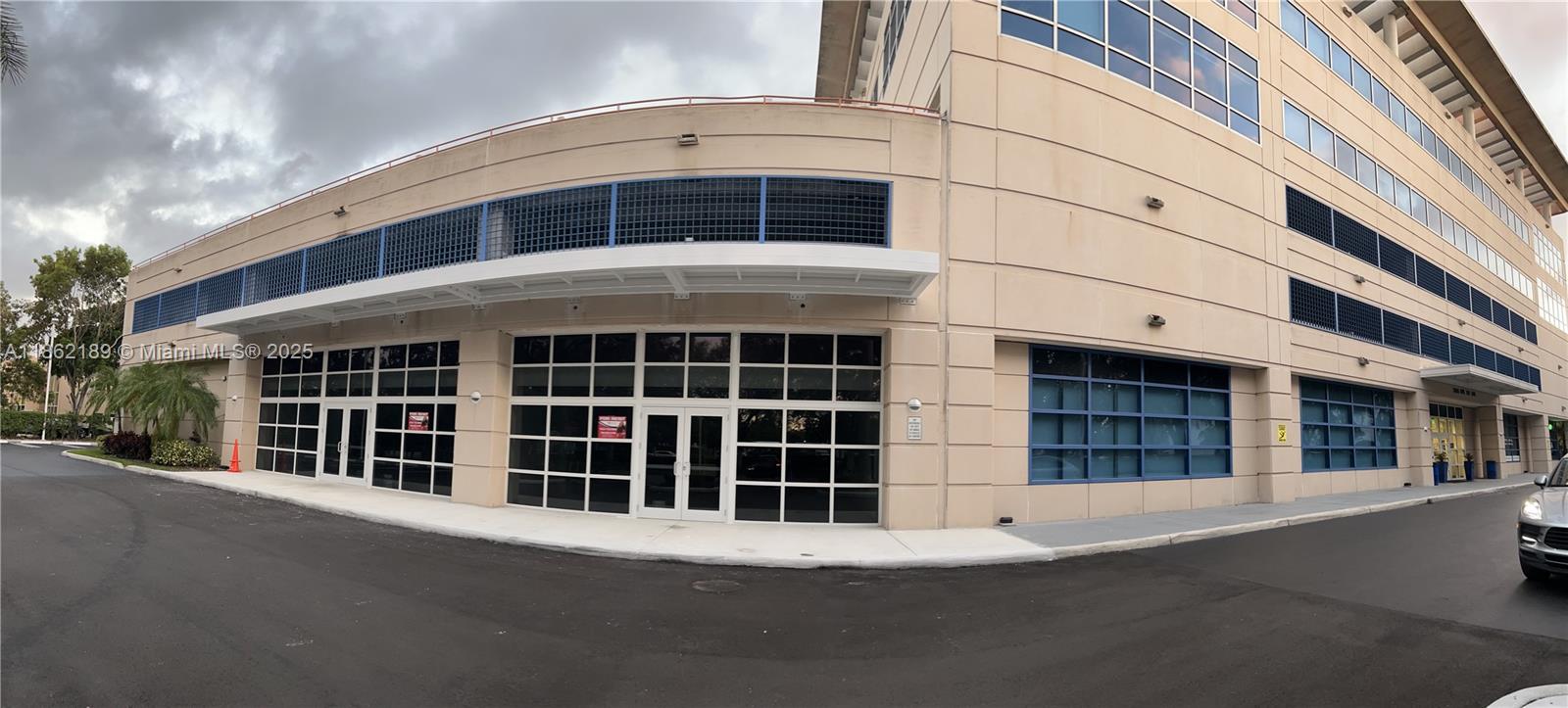 Retail / Office in Excellent exposure in Doral, North Face, in front of the Alof and Element hotel, with access to a wide variety of public, ideal for medical and professional offices, New construction to make it custom to your style, Easy access to highways, visitor parking unlimited, 2 internal bathrooms, emergency exit.