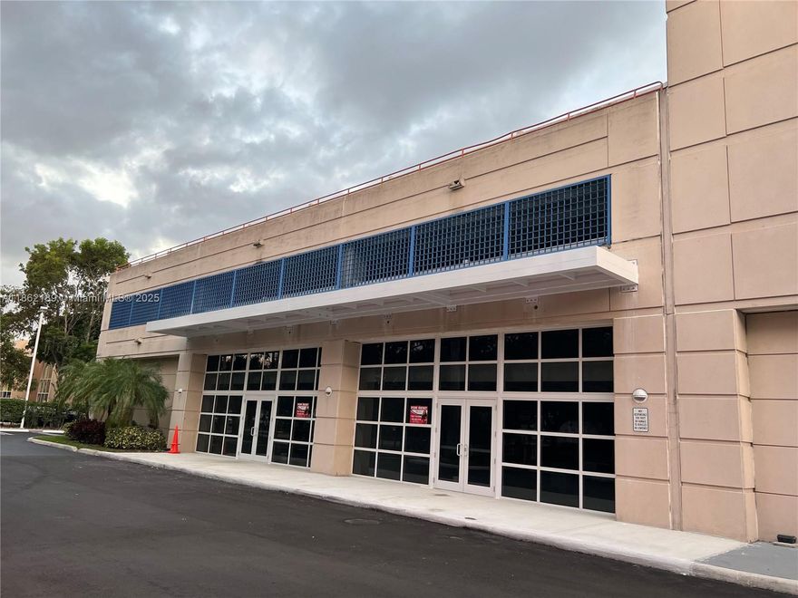 Retail / Office in Excellent exposure in Doral, North Face, in front of the Alof and Element hotel, with access to a wide variety of public, ideal for medical and professional offices, New construction to make it custom to your style, Easy access to highways, visitor parking unlimited, 2 internal bathrooms, emergency exit.