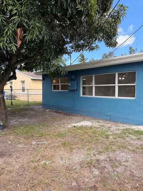 Tiny photo for 809 NW 12th Ave, Fort Lauderdale, FL 33311 (MLS # A12007813)