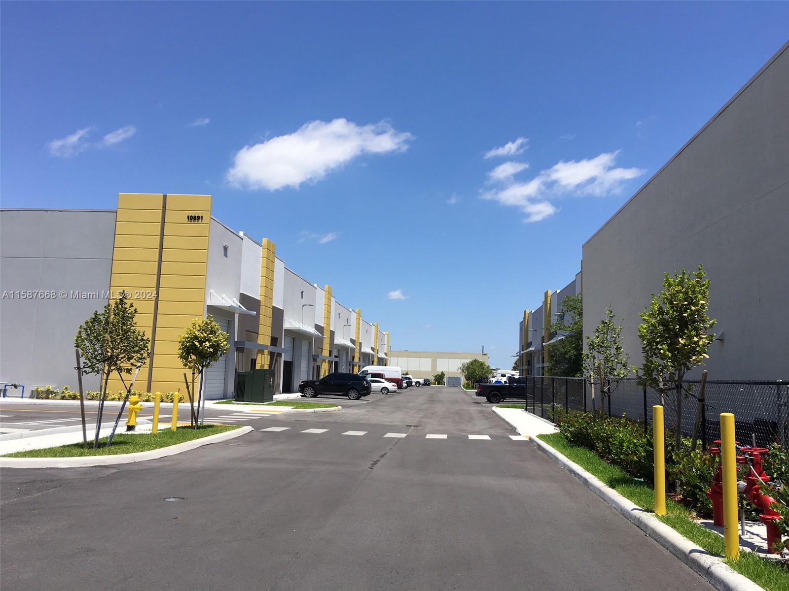 OFFICES/WAREHOUSE COMBINATION. LOCATION FEW MINUTES FROM MIAMI INT AIRPORT, CLOSE ACCESS TO THE FL TURNPIKE, 836, 826. CLOSE TO DOLPHIN MALL, BEST BUY, THE NEW HILTON HOTEL. 1340 SQFT