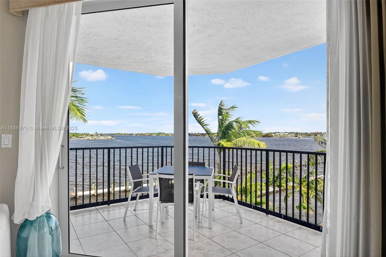 PENINSULA ON THE INTRACOA - Residential