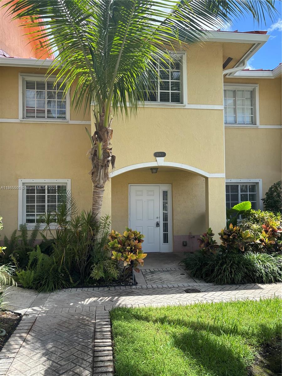 Excellent townhouse in the city of North Miami Beach. 3 bedrooms, two and a half bathrooms. Quiet community near Aventura Mall and restaurants. 12 minutes from the beach, between the two airports. Ready to move in at an affordable price. Maximum 5 people. Send your offer now don't lose this oportunity