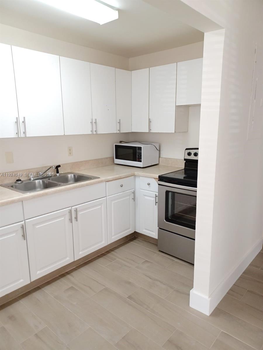 HOLLYWOOD PARK - Residential Lease