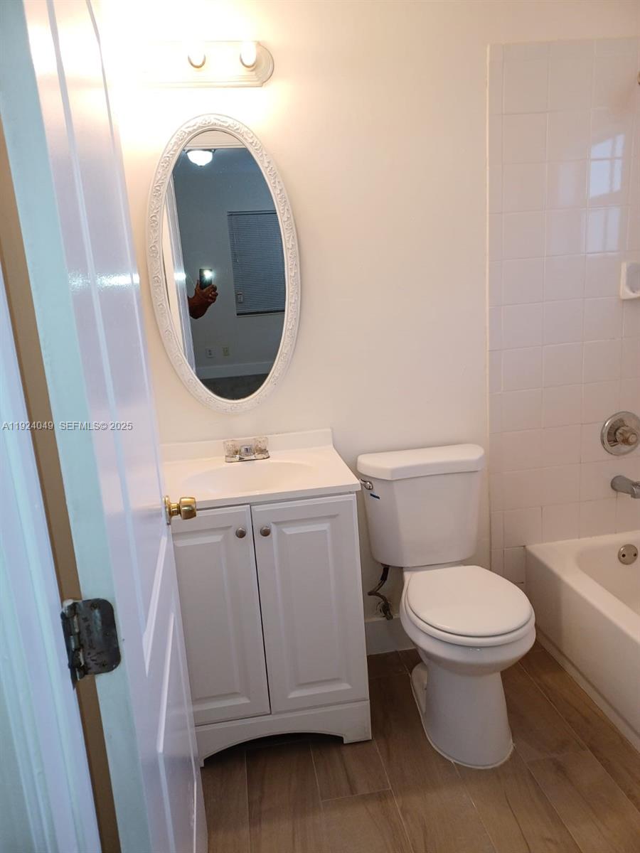 HOLLYWOOD PARK - Residential Lease