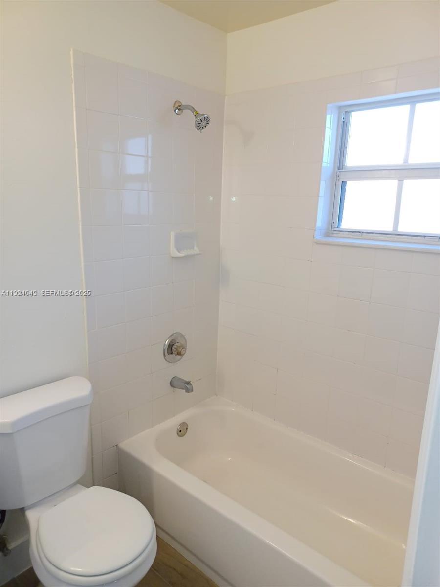 HOLLYWOOD PARK - Residential Lease