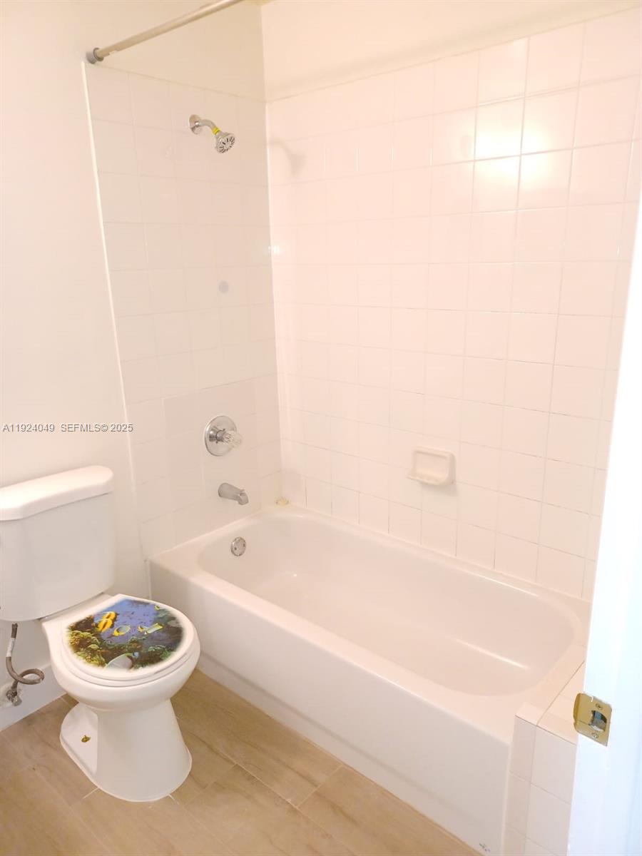 HOLLYWOOD PARK - Residential Lease