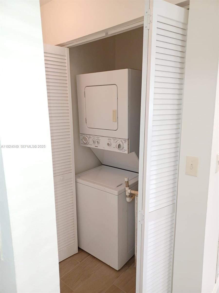 HOLLYWOOD PARK - Residential Lease