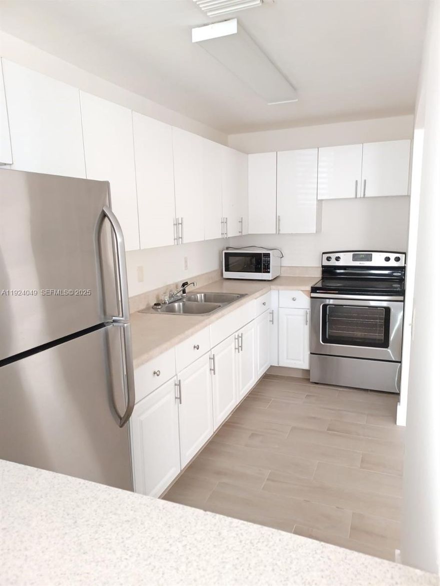 Renovated half a duplex , New porcelain floor, freshly painted, located in the very nice and quiet East Hollywood neighborhood offering 2 Bedroom 2 Bath update Kitchen, Central A/C, washer & Dryer, WATER INCLUDED and much more….