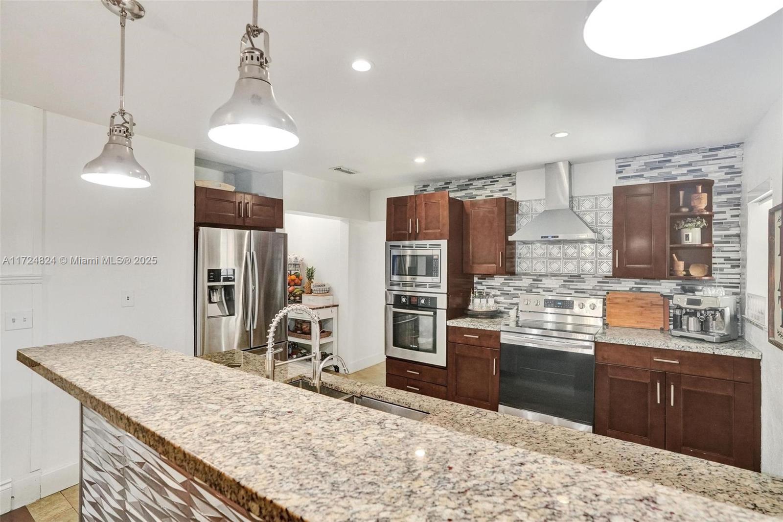 BREEZEVIEW MANORS - Residential