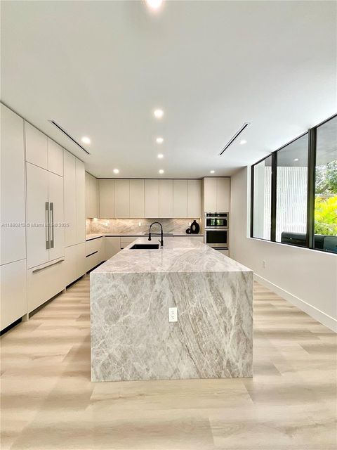 536 NW 48th St Miami FL 33127