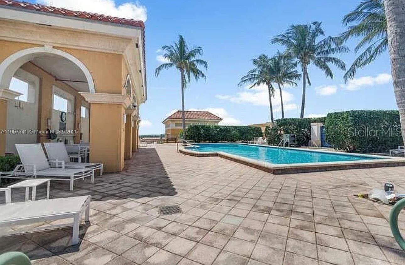 METROPOLITAN CONDO - Residential