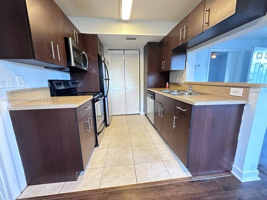 Nice corner first floor Condo unit close to Sawgrass Mills Mall, Nice amenities: pool, playground,
basketball, BBQ, and exercise room.