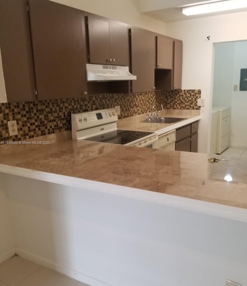 BEAUTIFUL TOWHNHOUSE - 2 BED/ 2 BATH - ALL TILED - SCREENED PATIO -CANAL VIEW - SPLIT FLOOR PLAN - WASHER & DRYER - FAST APPROVAL - CENTRAL AIR ACONDICIONING - 2 ASSIGN PARKING IN FRONT OF THE PROPERTY * TENANTS PAYS ALL UTILITIES * CALL NOW!!!