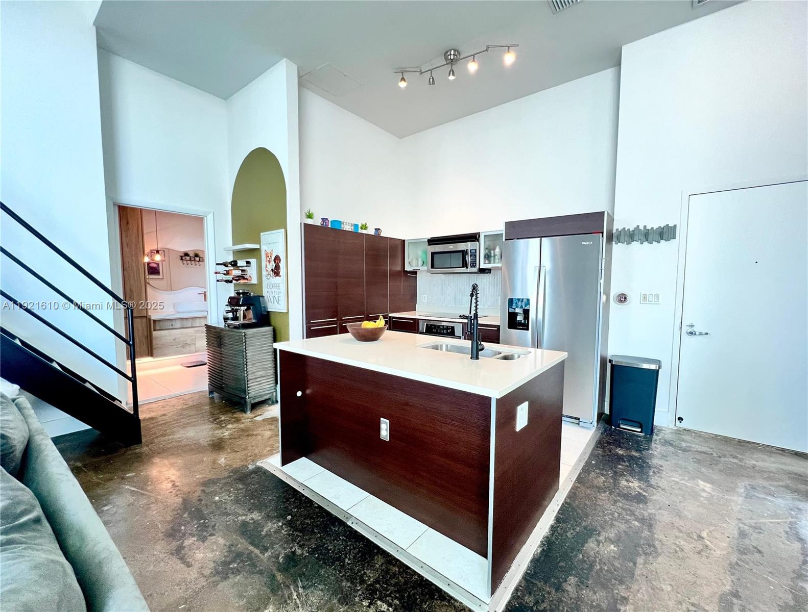 1900 N Bayshore Dr 909