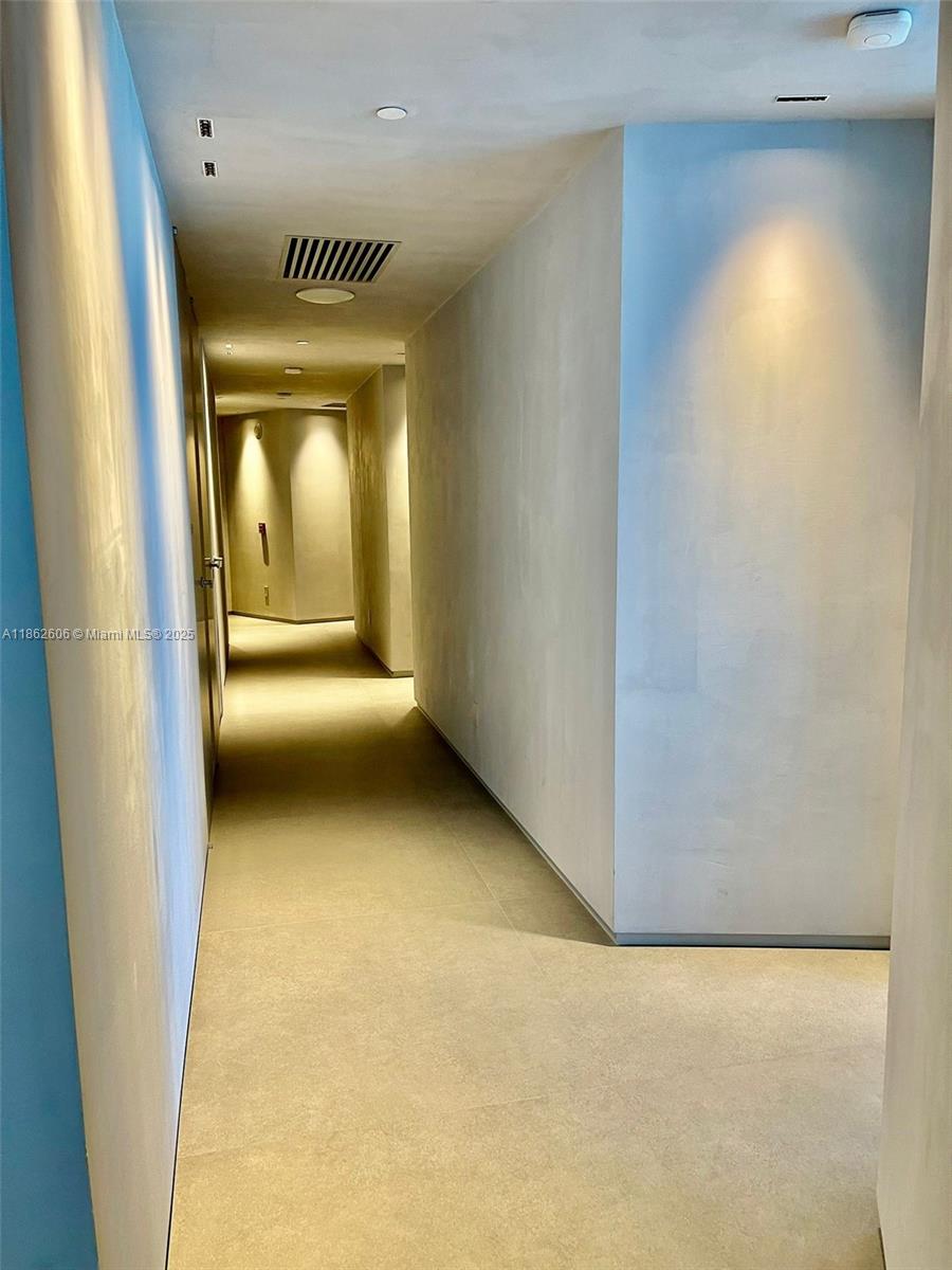 18555 COLLINS AVENUE COND - Residential Lease