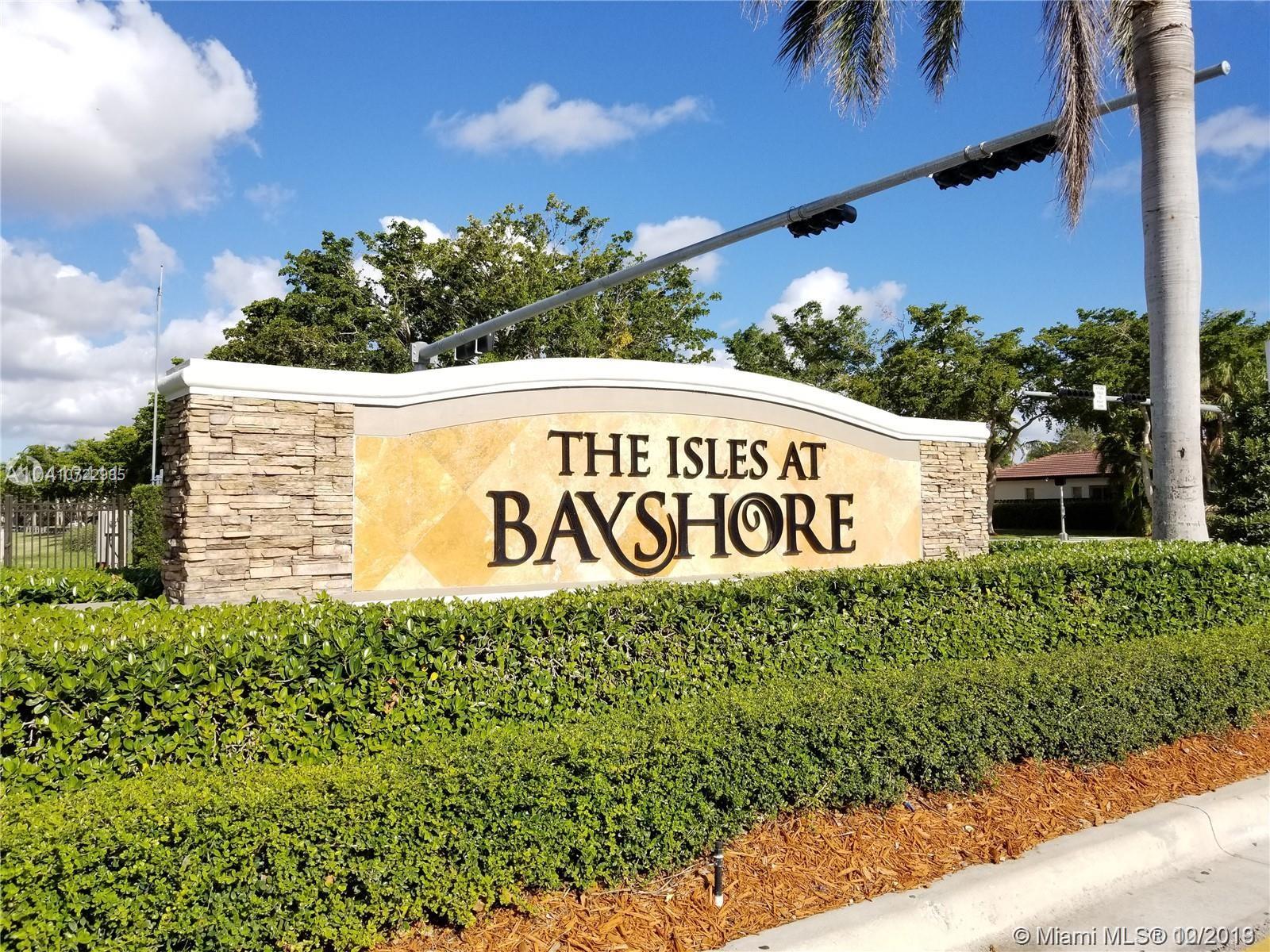 BEAUTIFULL THOWNHOUSE ISLAND AT BAYSHORE ,TWO FLOOR CONDO 3 SPACIOUS BEDRO0MS , WHICH INCLUDES RESORT STYLE ,SECURITY 24 HOURS ,CLUB HOUSES,POOL ,GY WHIT PRIVE BALCONY ,PLAYGROUND ,JACUZZI