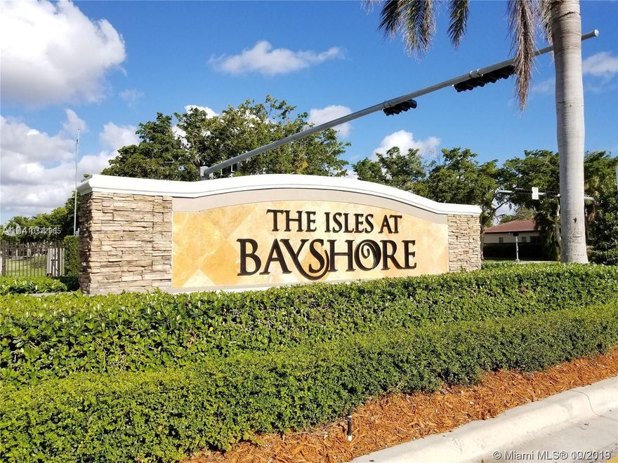 BEAUTIFULL THOWNHOUSE  ISLAND AT BAYSHORE ,TWO FLOOR  CONDO 3 SPACIOUS BEDRO0MS , WHICH INCLUDES RESORT STYLE ,SECURITY 24 HOURS ,CLUB HOUSES,POOL ,GY WHIT PRIVE BALCONY  ,PLAYGROUND ,JACUZZI