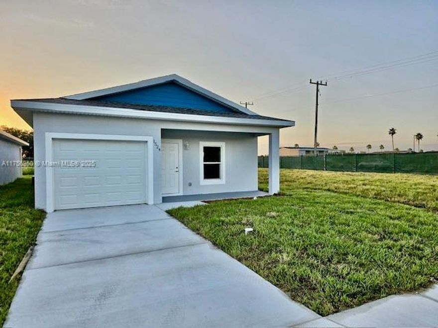 NEW CONSTRUCTION CONCRETE BLOCK READY TO MOVE INTO NOW IN SEBRING FLORIDA. 3/2 WITH GARAGE IN A GATED COMMUNITY. LARGEST LOT IN THE COMMUNITY HUGE YARD. Amenities play area, dog park (pets welcome) and recently refurbished swimming pool/spa. High quality vinal planks throughout, high 9.4 ft ceilings, Walk in closet and linen cupboard. This home benefits from a private driveway and garage, main sewer (not septic), recessed lighting, 4 x stainless steel appliances including a double-door fridge freezer with ice maker, microwave, range, and dishwasher.  Soft-close high quality kitchen cabinets, a large master bedroom with double sinks in bathroom. Located approx. 1.5 hours south from Orlando, 1 hour from Lakeland and 1.5 hours Tampa. Florida Sun.