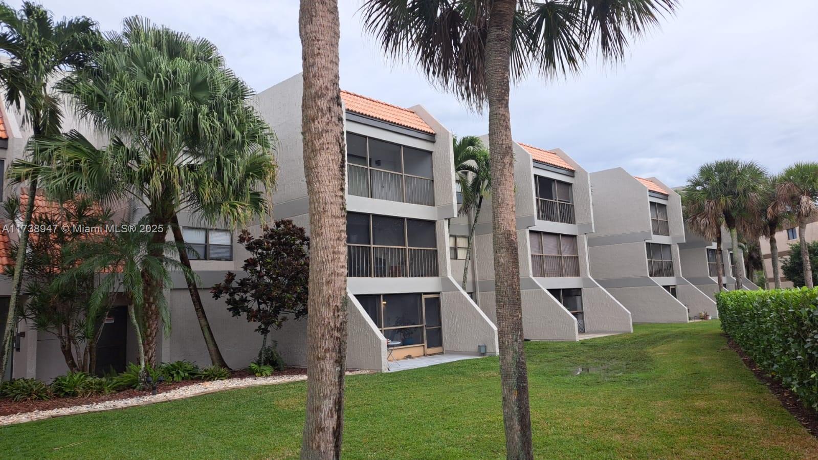 Rental Property at 230 Lakeview Dr 310, Weston, Broward County, Florida - Bedrooms: 1 
Bathrooms: 2  - $1,900 MO.