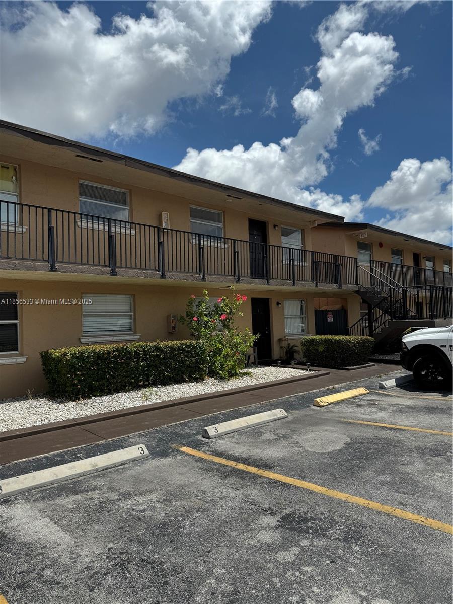 Beautiful 3bed/1.5bath completely remodeled, NEW laminate floors, new kitchen, WASHER AND DRYER IN THE UNIT. Walking distance to schools, supermarkets, shopping.