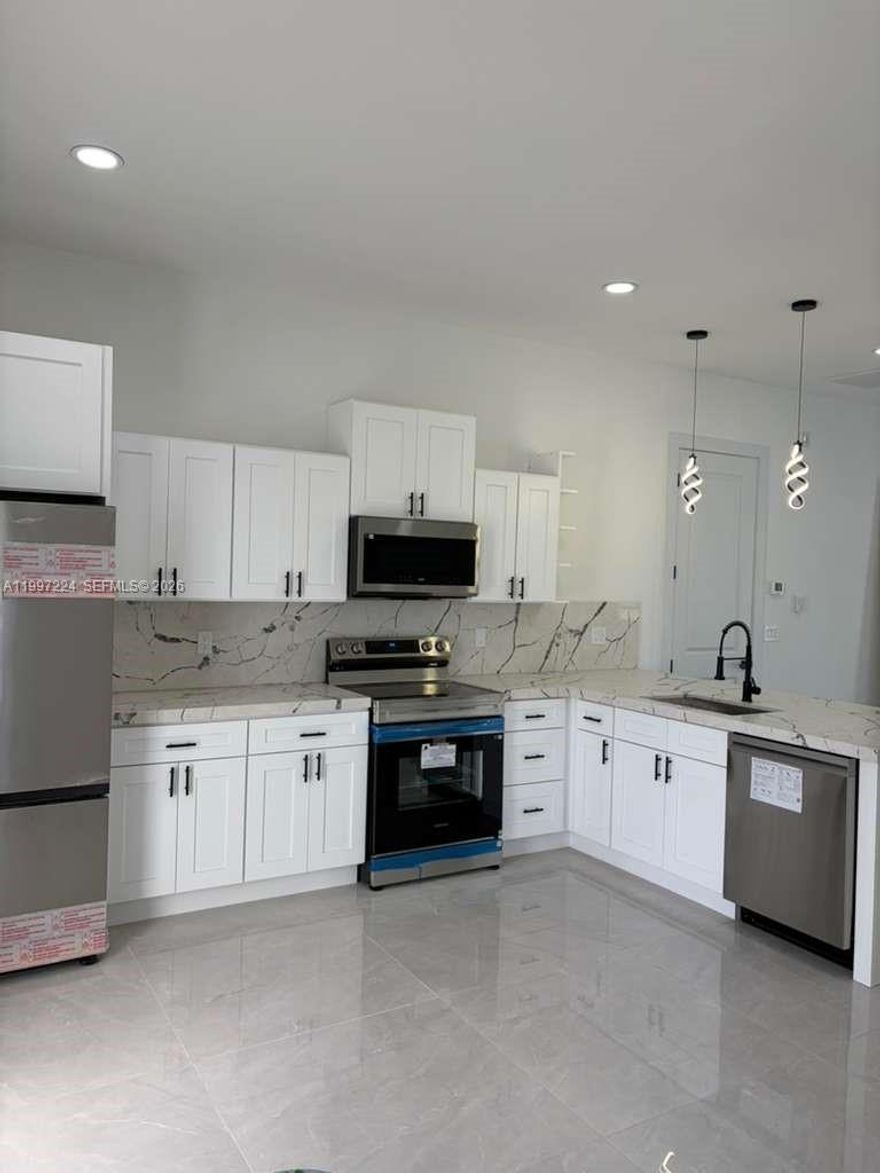 Ready Soon to Show!!! 2 master rooms each with its own private bathroom, the guest room and a versatile additional room for office or private space. Updated and modern finish, offering an elegant atmosphere. Located in a quiet area, this property combines comfort and style, perfect for your new home.